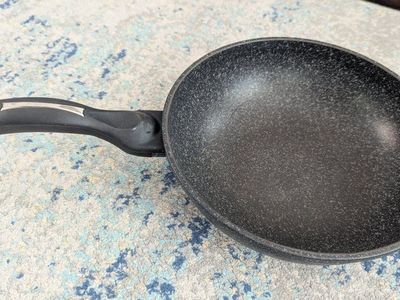 Ceramic coated wok style pan