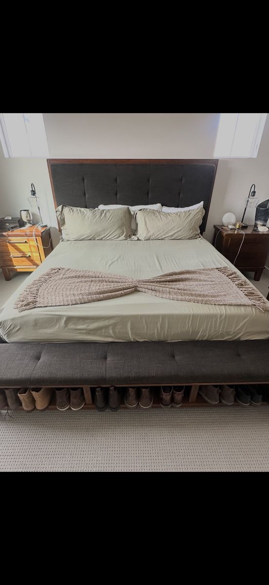 King Size Bedroom Set - Bed Frame with Bench, 2 Nightstands, Dresser & Mirror