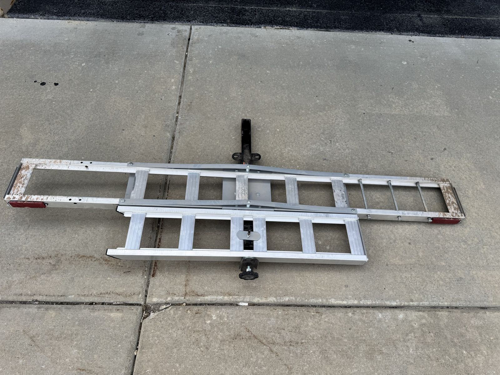 Hitch Mounted Motorcycle/Ebike Carrier Aluminum Dirt Bike Hauler with Ramp