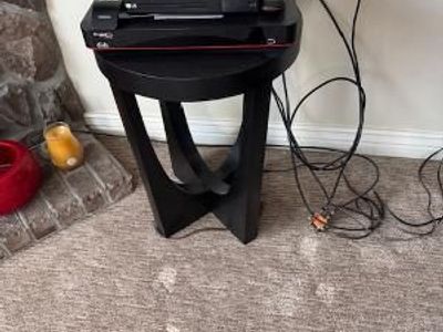 Round Accent Table – Stylish Curved Design