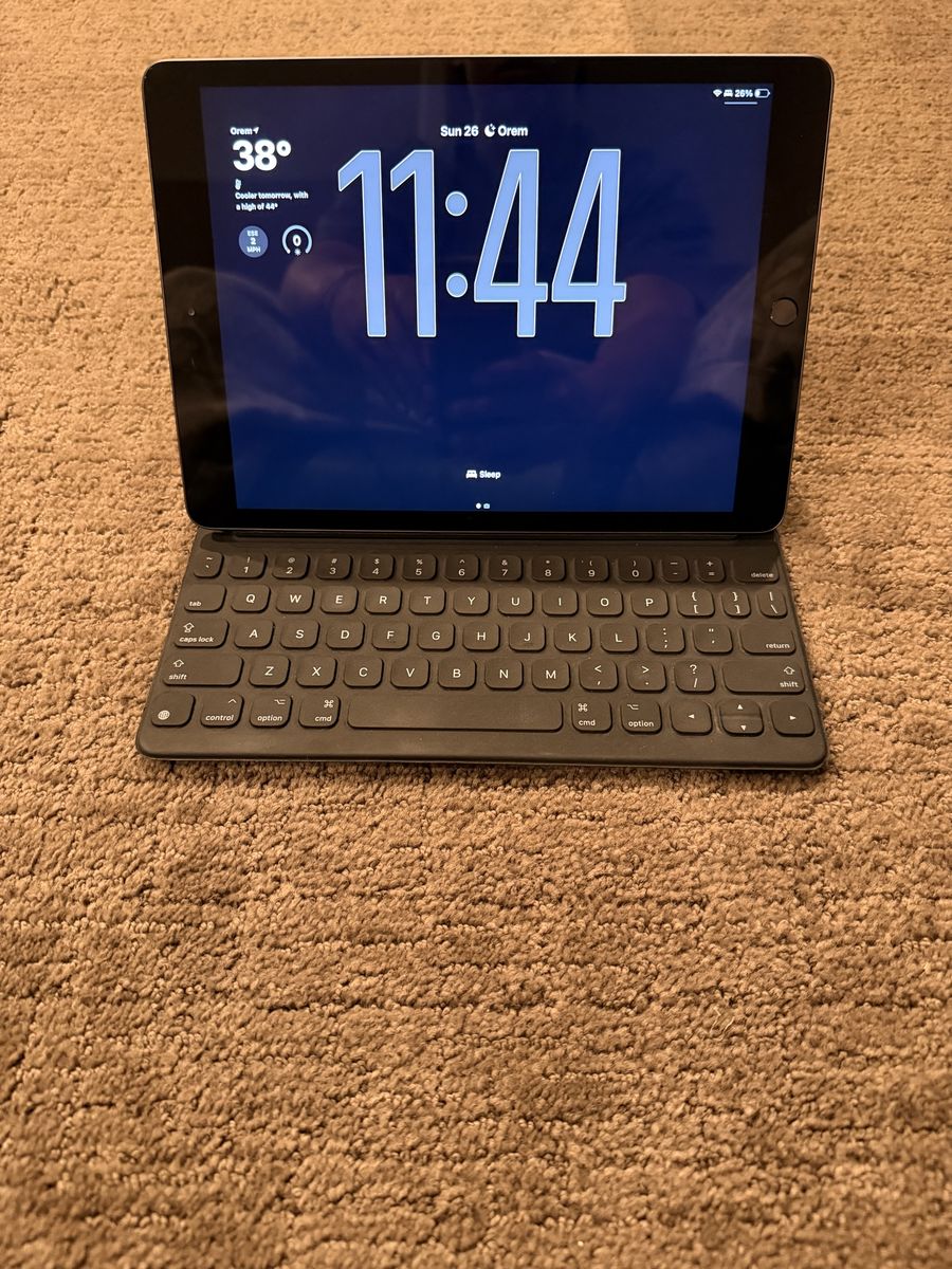 iPad 8 with Apple keyboard