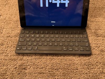 iPad 8 with Apple keyboard