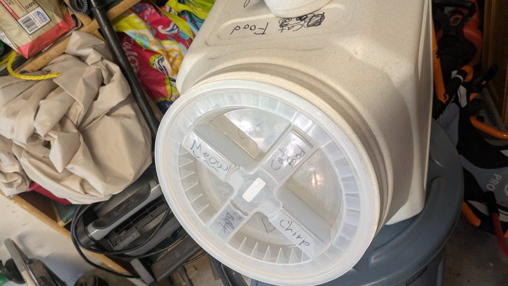 Dog food sealed container ( or other feed)