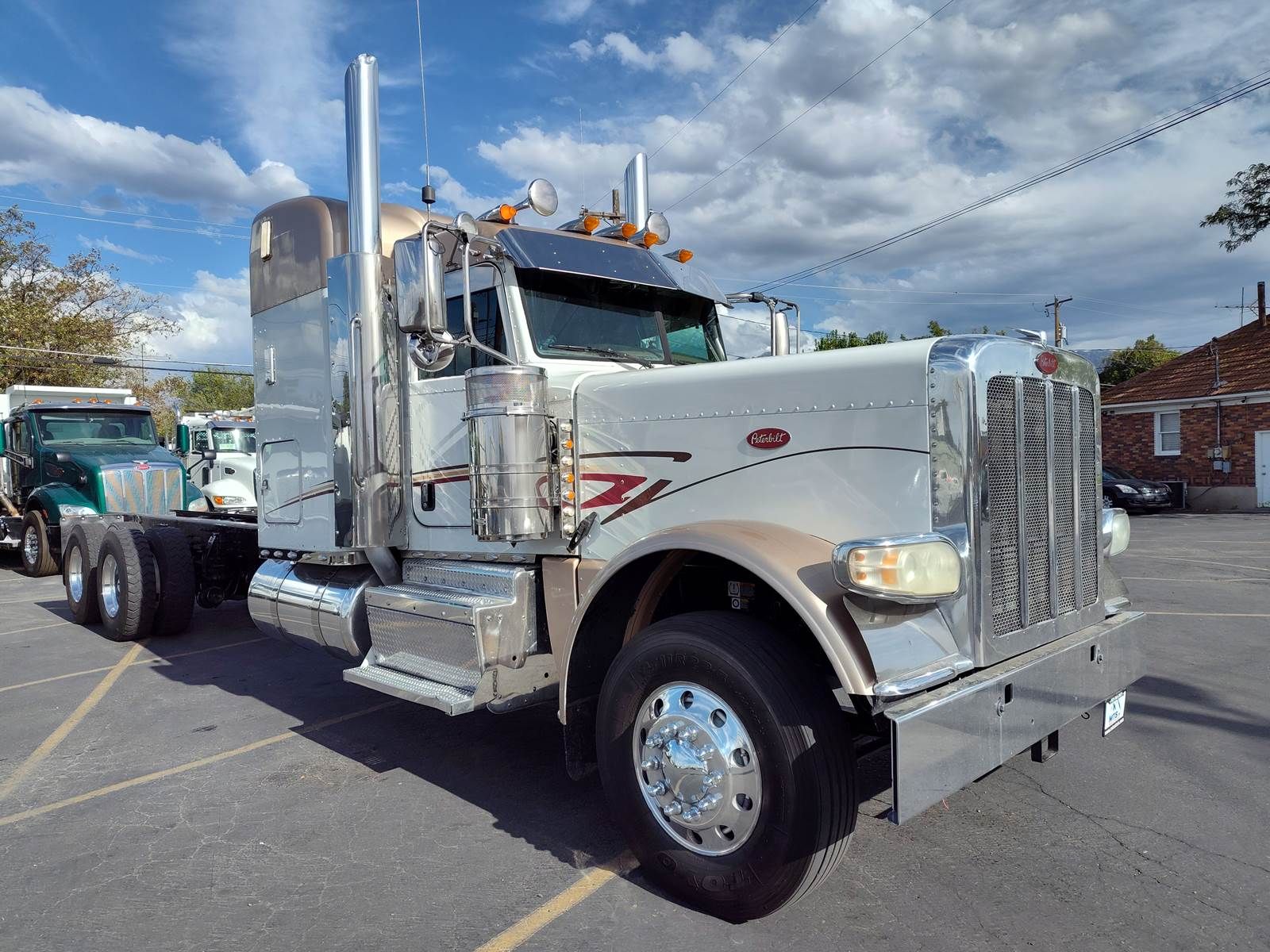 2015 PETERBILT 389 Conventional Long Hood & Long W.B., Tandem Axle, Semi Sleeper Truck, Double frame, 46k Rear Axles.