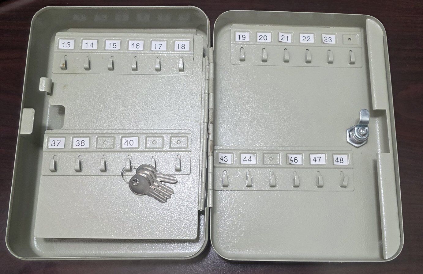 Beige 48 Key Metal Wall Mount Key Lock Box