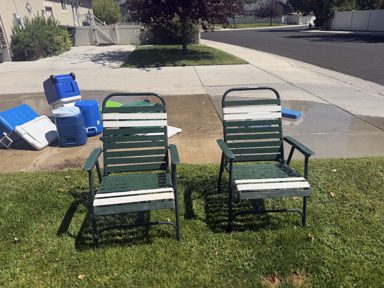 Set of 2 Green and White Metal Outdoor Patio Chairs