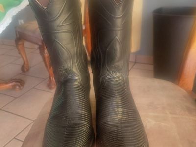 selling mans tecovas boots size 11.D