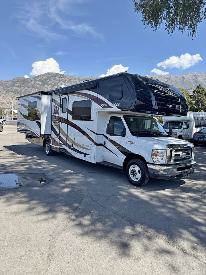 2015 Ford E450 Fleetwood Jamboree Sport 31D