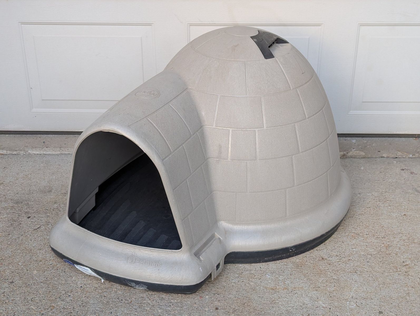 Petmate Indigo Igloo Dog House Weather-Resistant Tan Black Durable Outdoor Sh...
