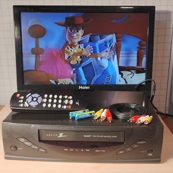 Zenith VHS VCR video cassette player recorder with remote works great