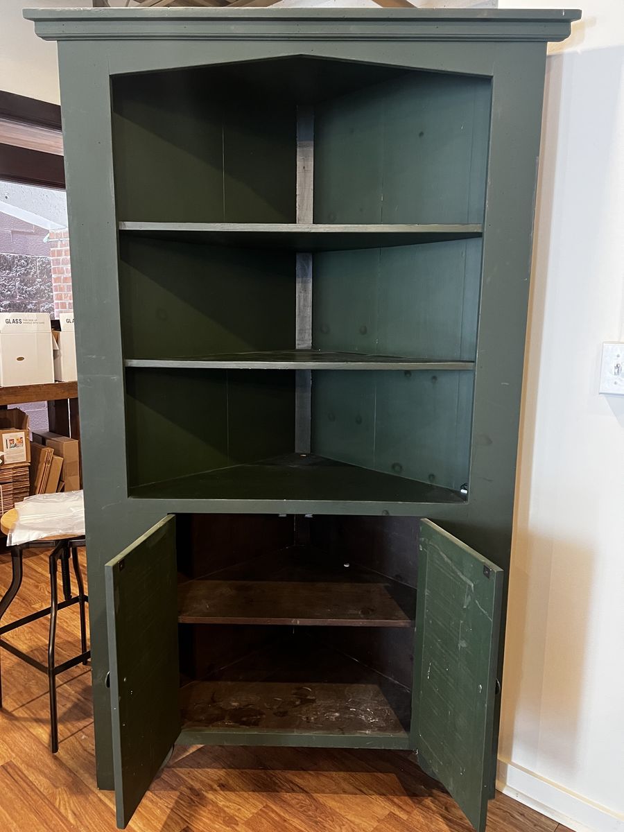 Corner shelving unit