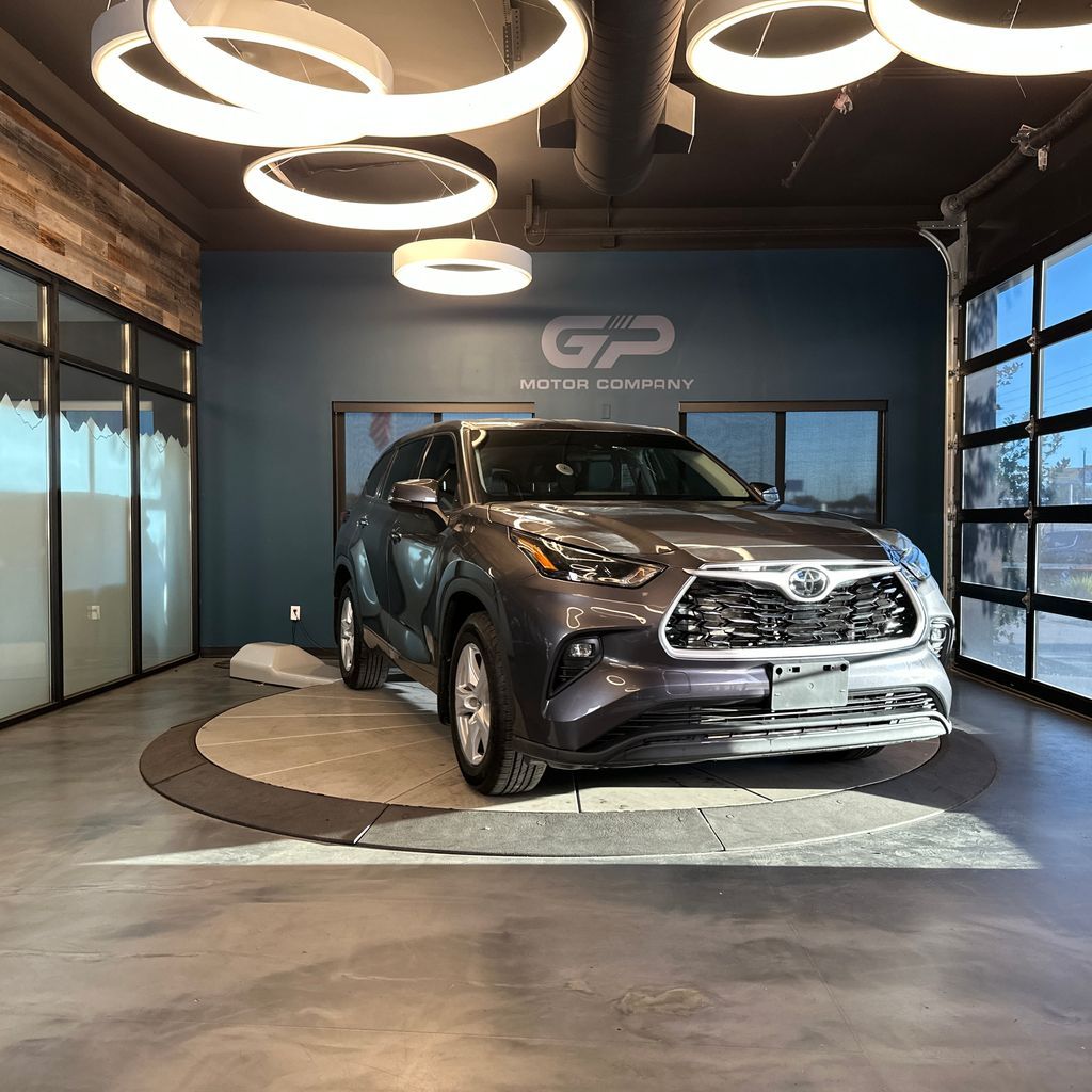 2022 Toyota Highlander LE — rebuilt & branded title, 5% below market