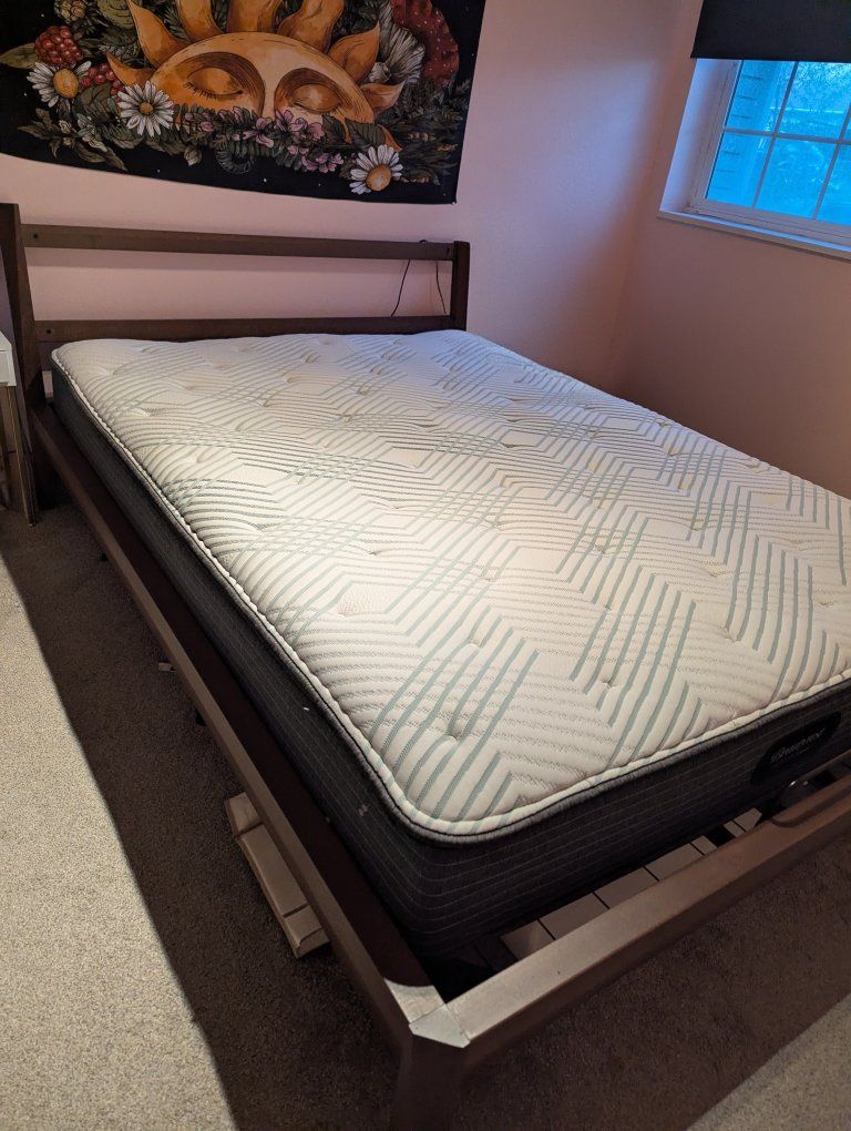 Queen mattress and adjustable bed base