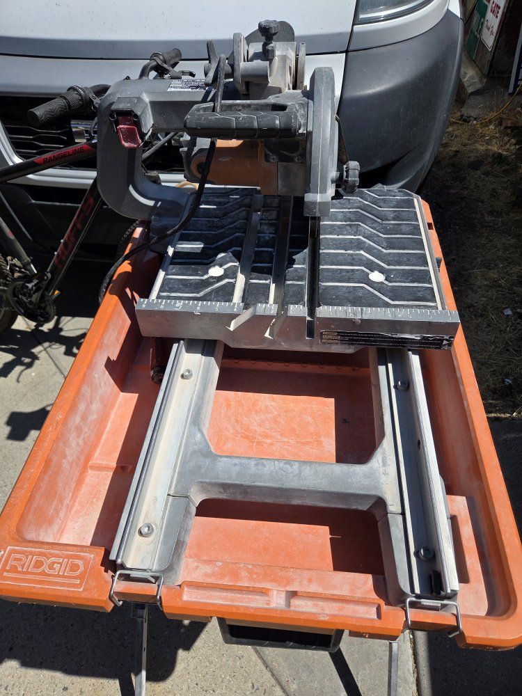 RIDGID 7-inch Wet Tile Saw with Stand