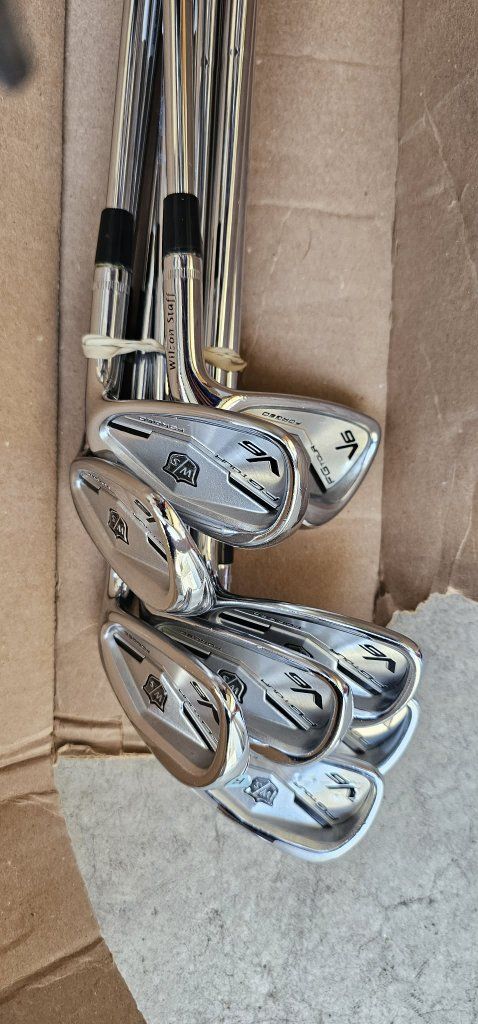 Golf club set (8) NEW Wilson staff fg tour v6
