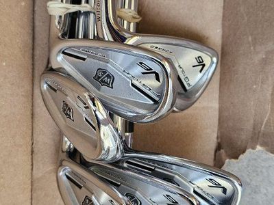 Golf club set (8) NEW Wilson staff fg tour v6