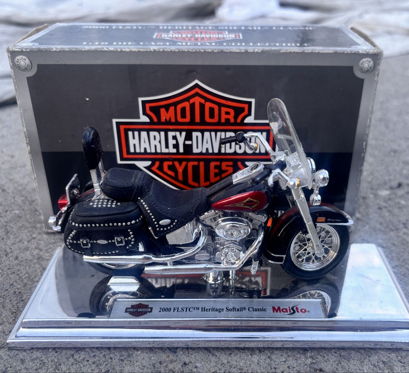 Maisto Harley-Davidson 2000 FLSTC Heritage Softail Classic 1:18 Diecast