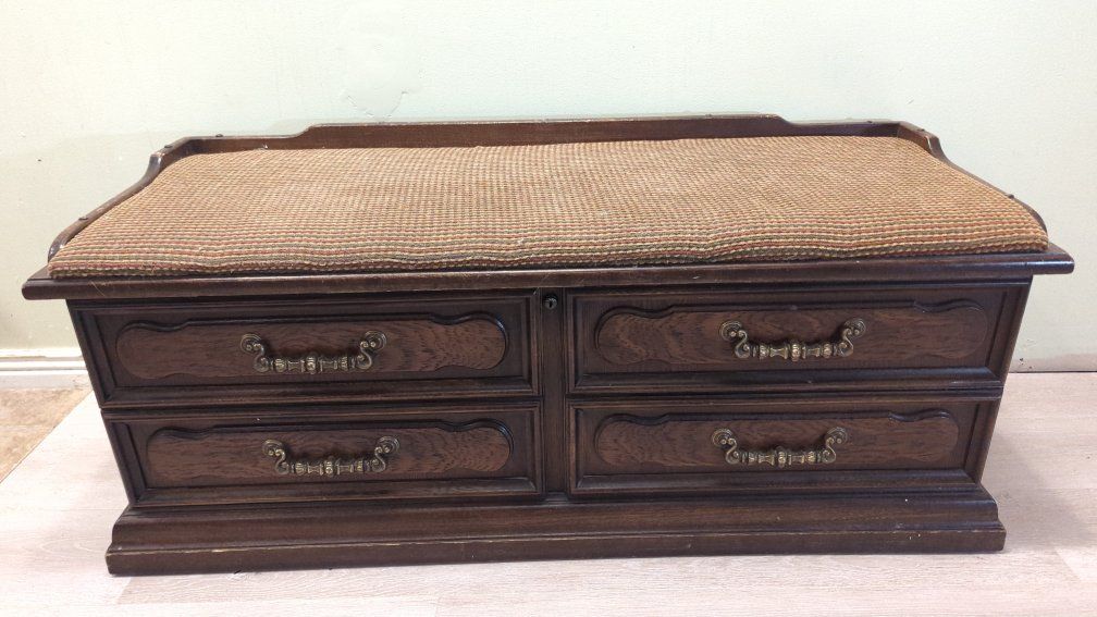 Vintage Lane Cedar Lined Hope Chest - LOCK REMOVED