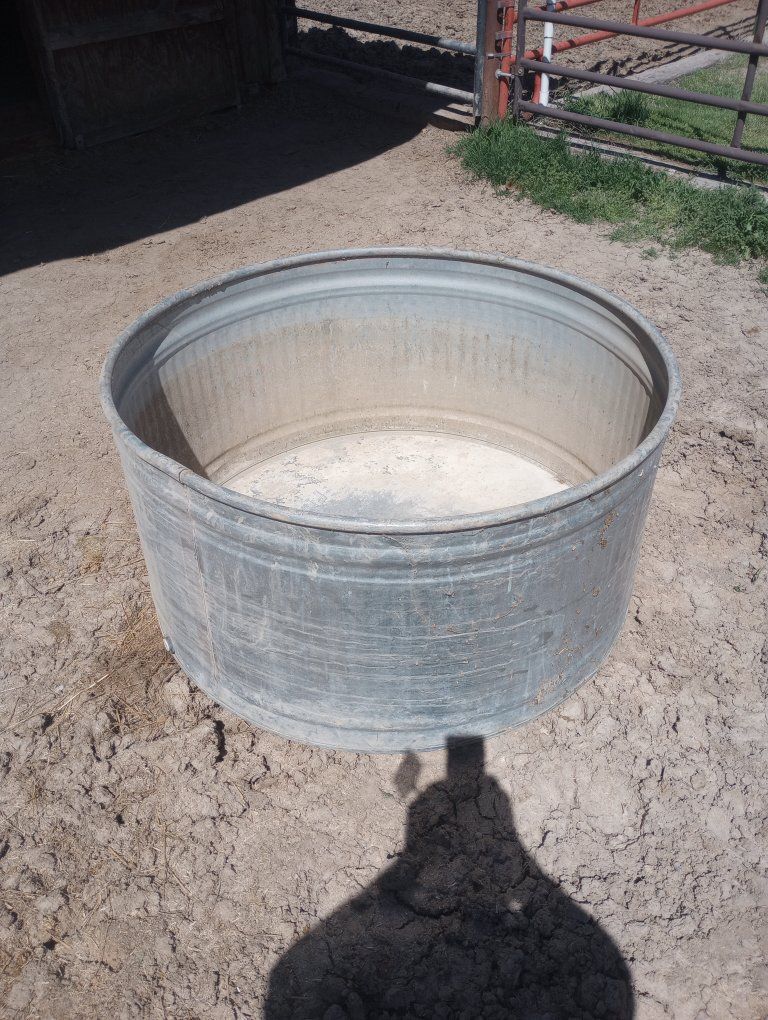 Behlen Country R-42 Galvanized Round Stock Tank