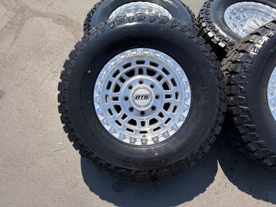 17” Dropstar DTS 8 Lug 8x6.5 | 8x165.1 33” Ameritread R/T 295/70R17