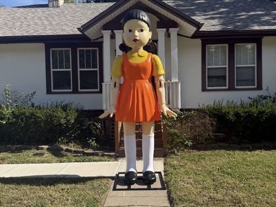 Young Hee 9’5” tall animatronic VERY RARE