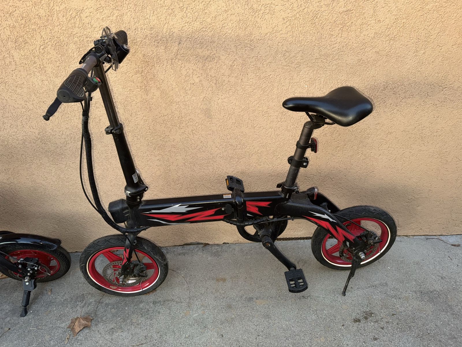 Snap-On electric bike battery has a key and charger