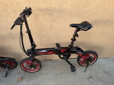 Snap-On electric bike battery has a key and charger