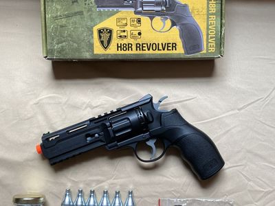 AIRSOFT - H8R Revolver + 20g CO2, used one time.