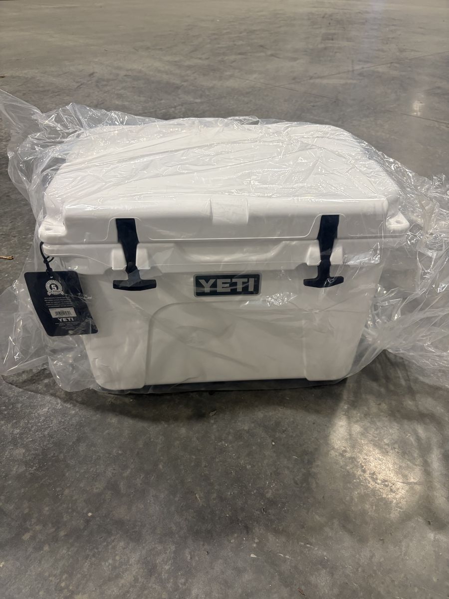 NEW Yeti Tundra 35 Cooler