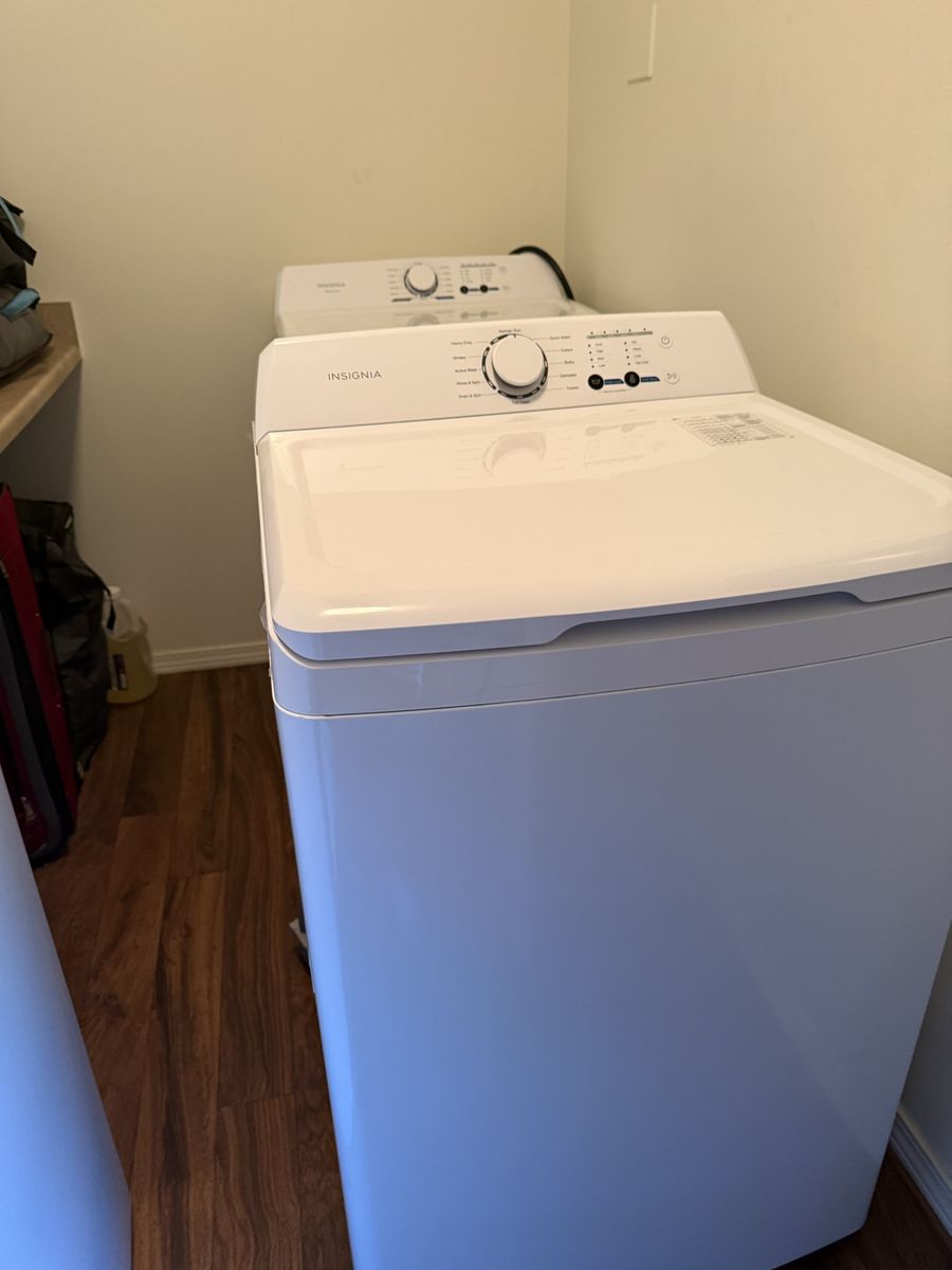 Moving Sale! Insignia Washer & Electric Dryer Set 🧺