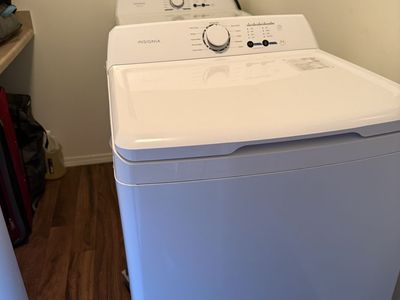 Moving Sale! Insignia Washer & Electric Dryer Set 🧺