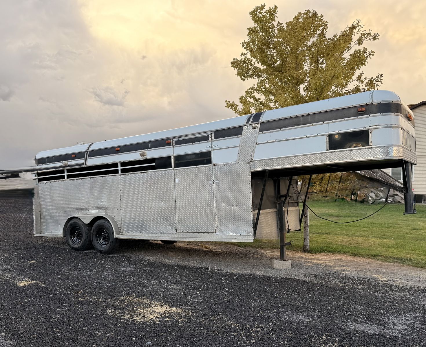 4 Horse Slant Load Trailer with New Tires