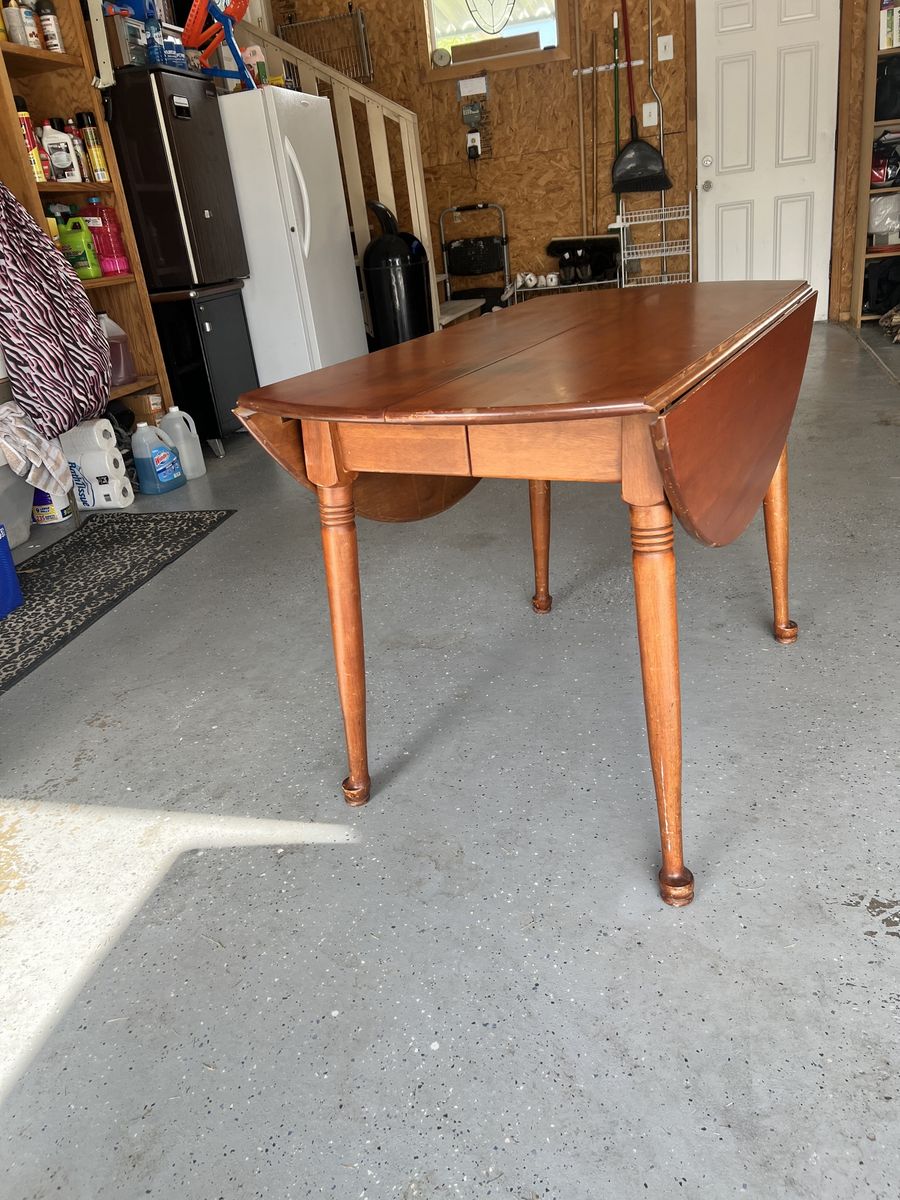 Drop leaf table with 2 leafs