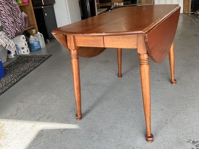 Drop leaf table with 2 leafs