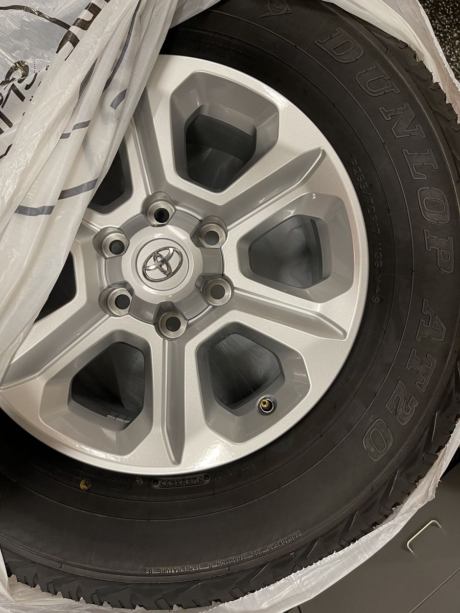 2023 Toyota 4Runner OEM Wheels and Tires 265/70/R17