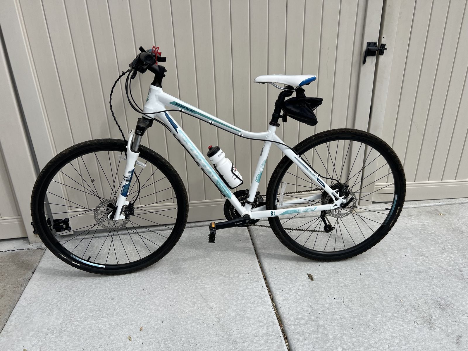 Giant Rove 3 Disc Women's Hybrid Bike - White, Blue Accents, Size Medium