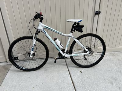 Giant Rove 3 Disc Women's Hybrid Bike - White, Blue Accents, Size Medium