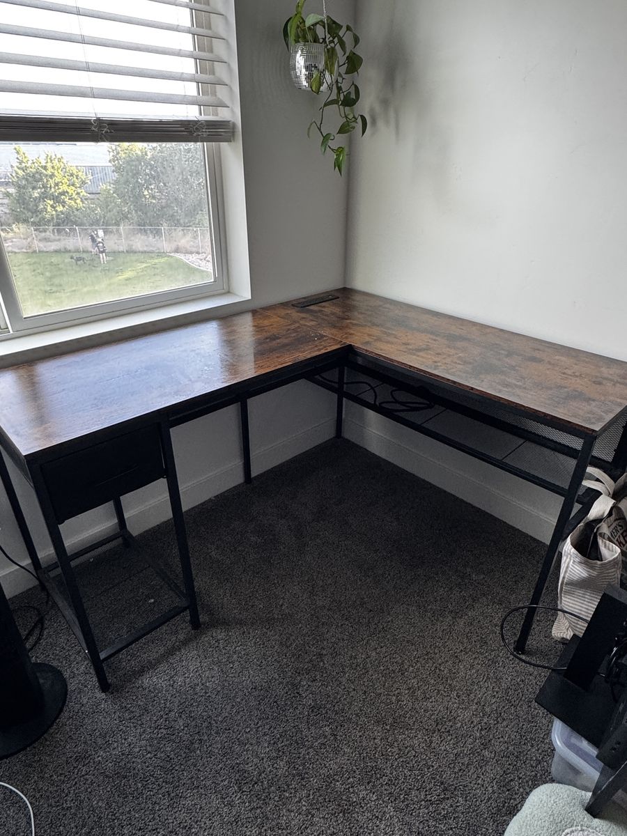 L-Shaped Desk W/outlets & drawer & Computer Stand