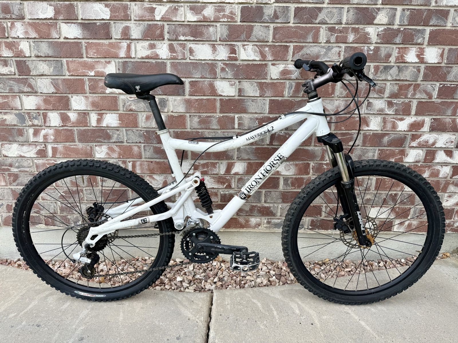 Large Iron Horse Maverick 4.2 Full Suspension Mountain Bike