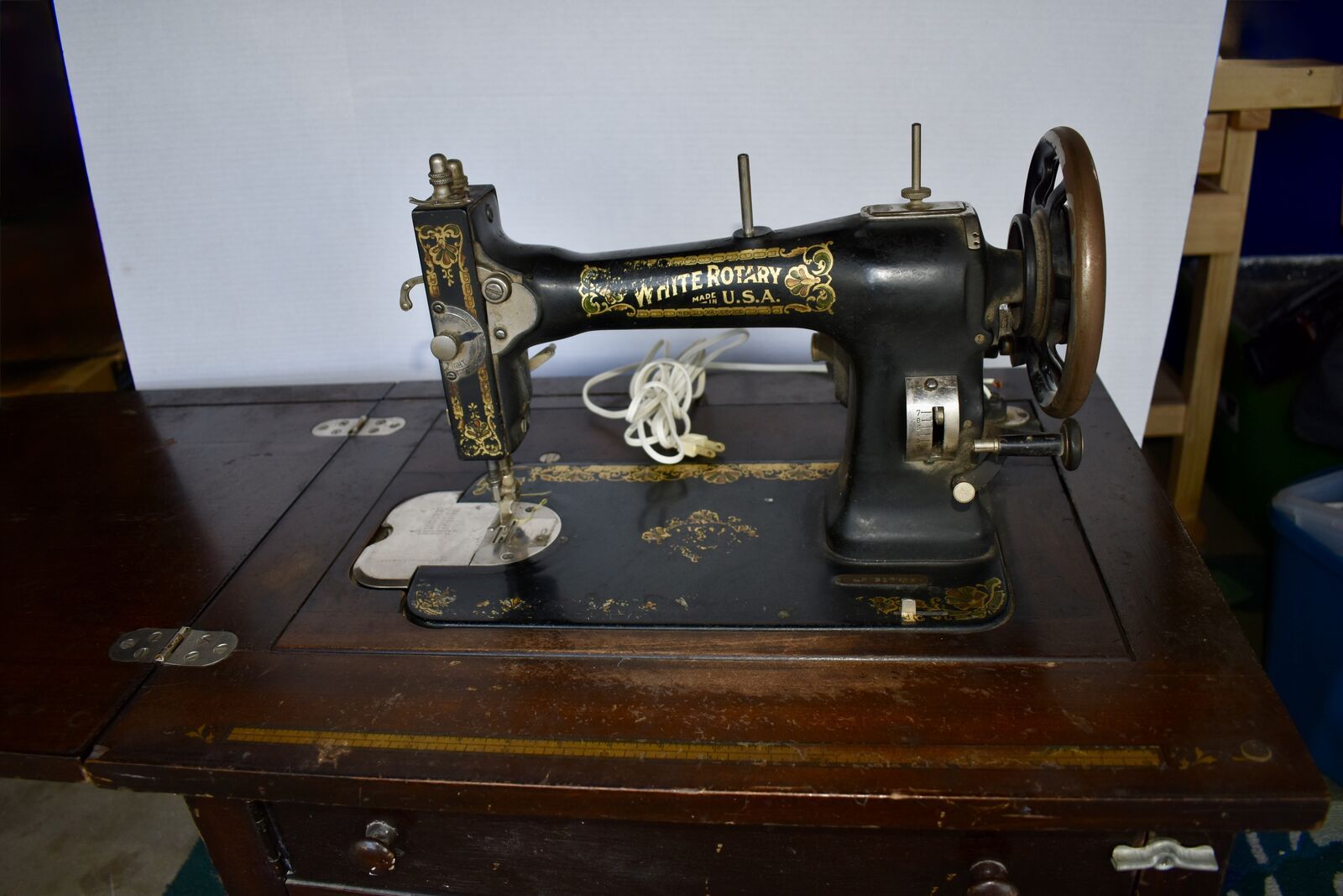 Antique White Rotary Sewing Machine / Table In A Strong Wooden Cabinet Made In USA- Patent- 1900 - 1913