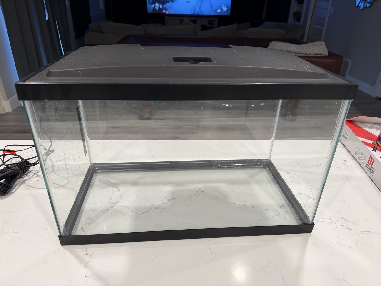 Glass Aquarium Fish Tank with Lid and built in lighting. 