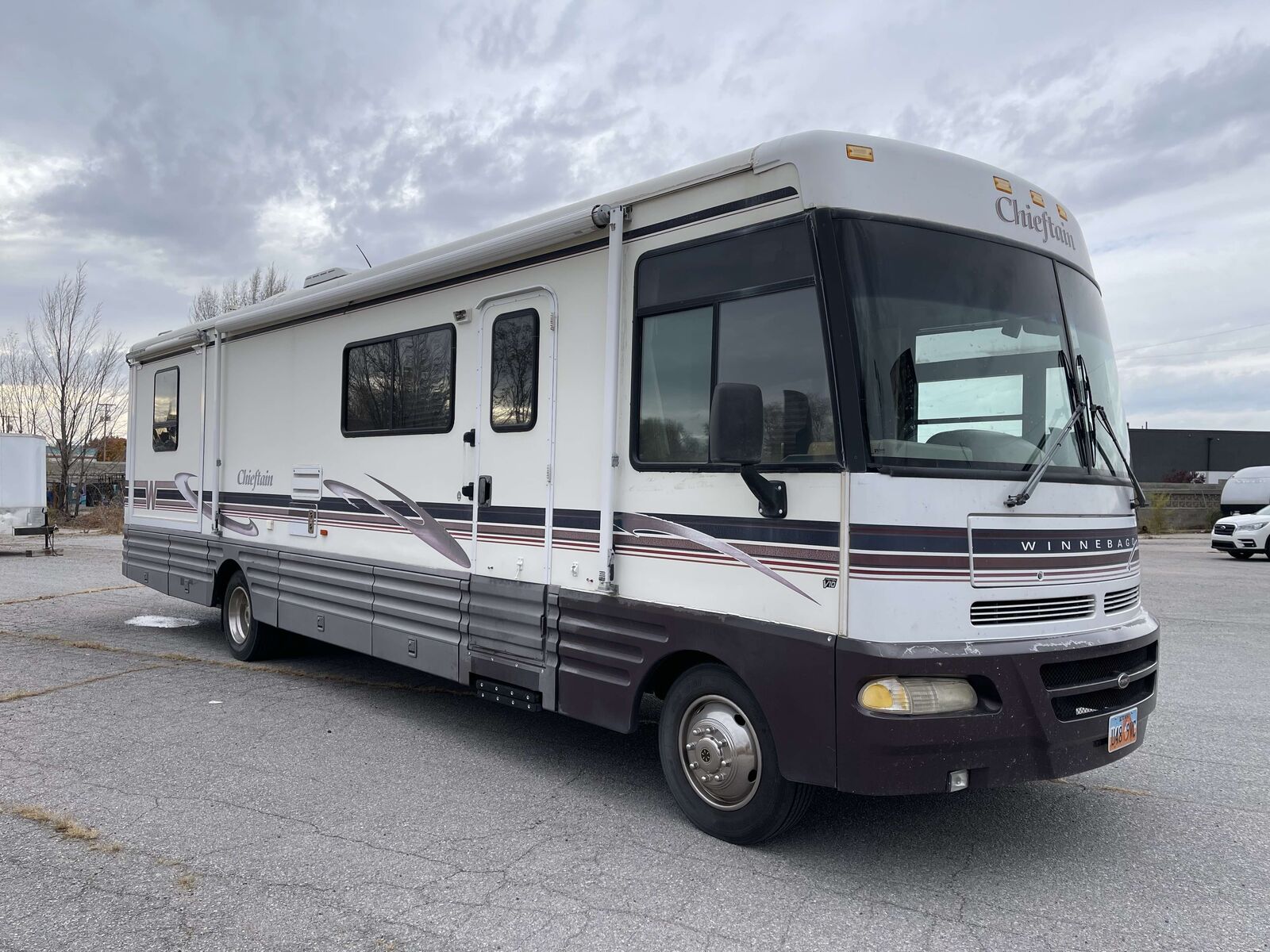 1999 Winnebago Chieftain 34Y – Low Miles – $17,000