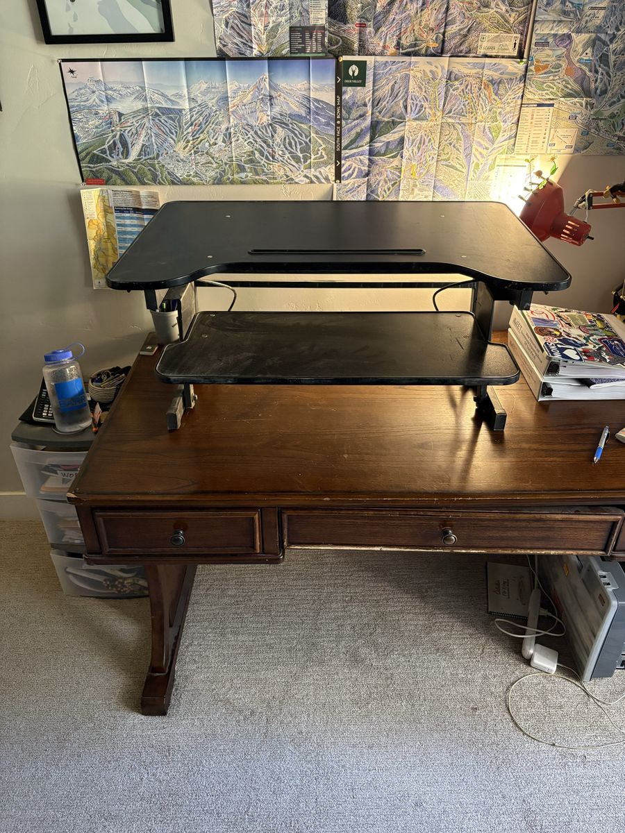 Adjustable standing desk converter