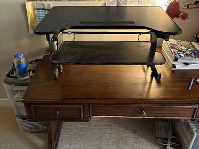 Adjustable standing desk converter
