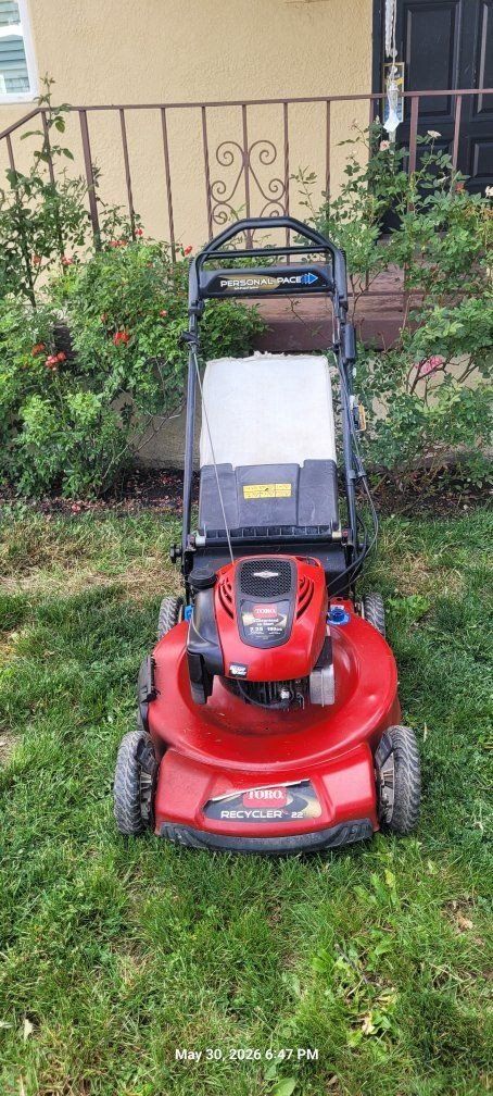 Toro lawn mower self propelled good working conditions.