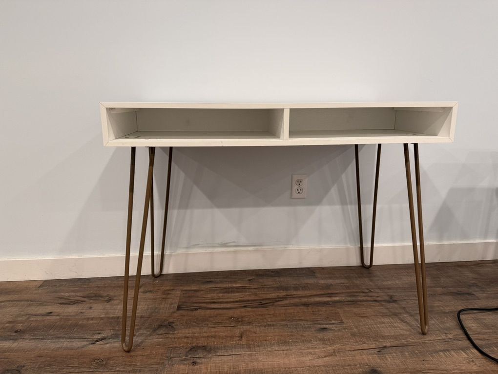 Target Threshold Writing Desk
