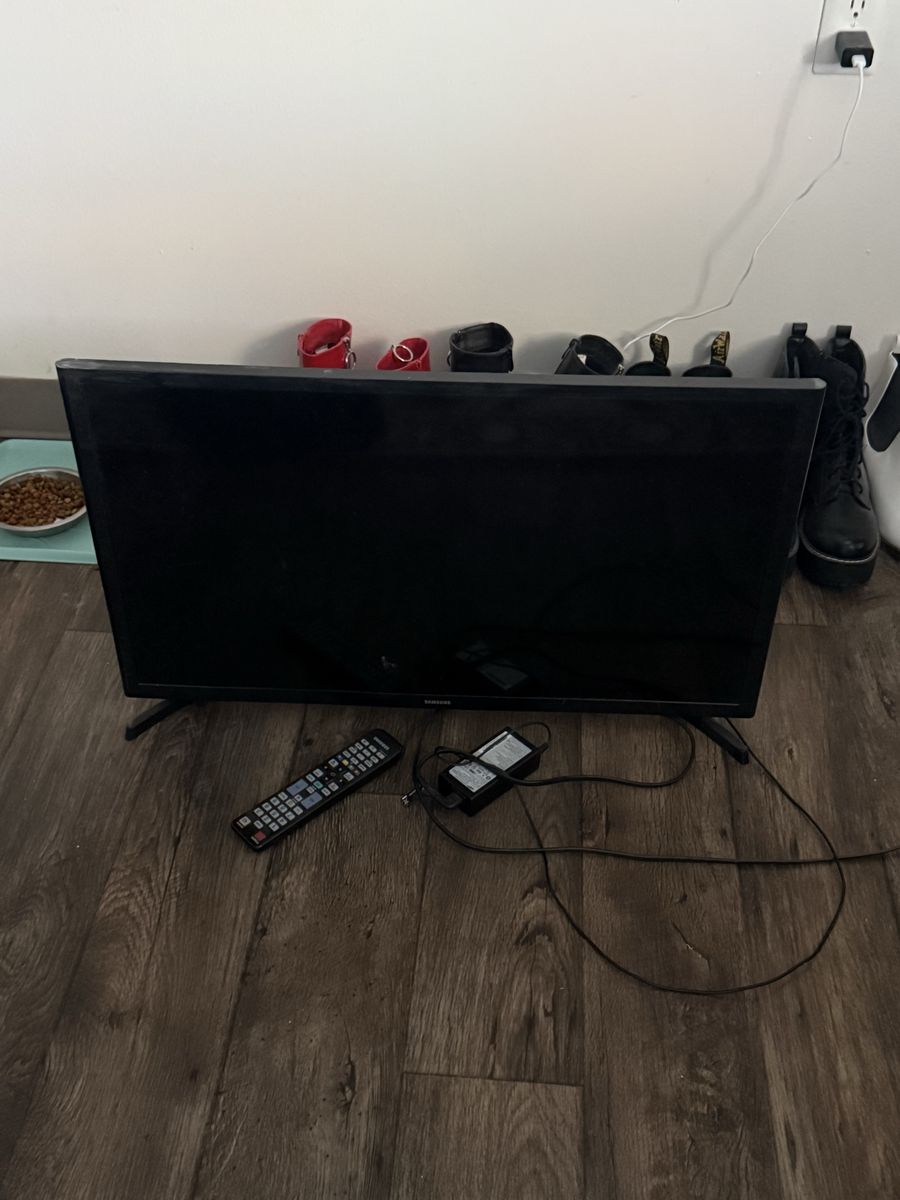 24 inch Samsung TV with remote