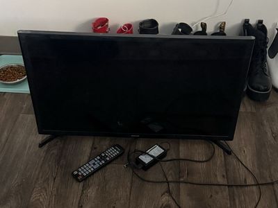 24 inch Samsung TV with remote