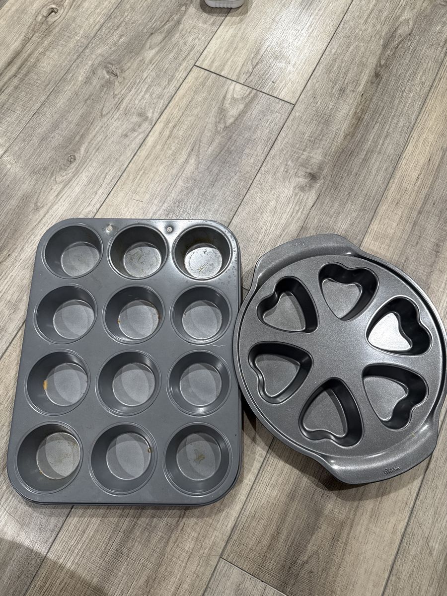 One dozen cupcake pan and Hartt cake pan