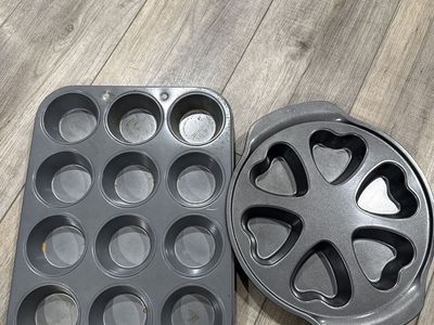 One dozen cupcake pan and Hartt cake pan